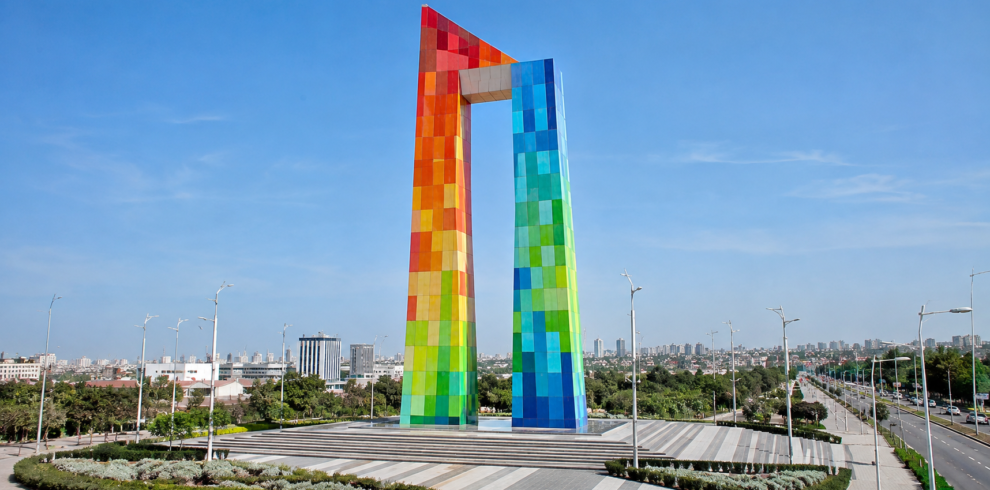Monumento de mosaico sobre plaza urbana